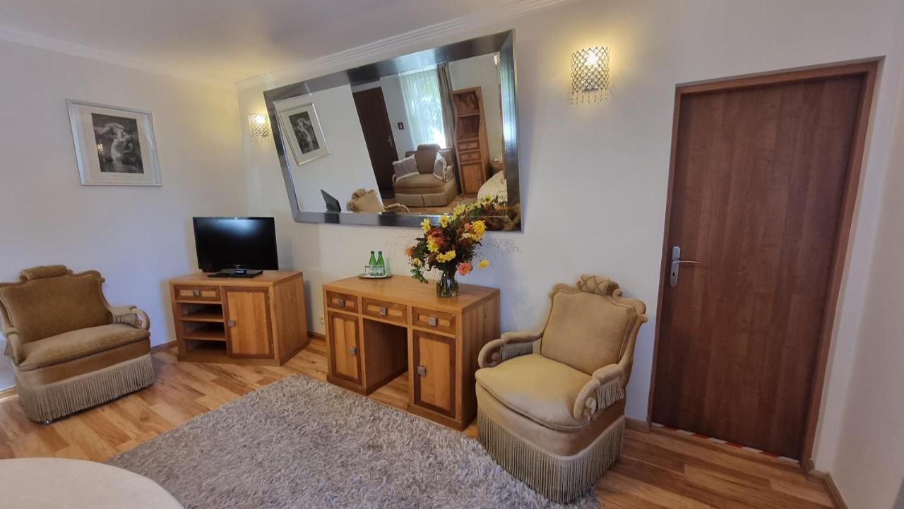 Siedem Drzew Hotel Biskupice  Buitenkant foto